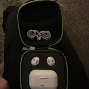 Source Unknown White Earbud Headphones with Black Case